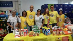 Vicentinos colaboraram como voluntários no Dia Nacional da Coleta de Alimentos.